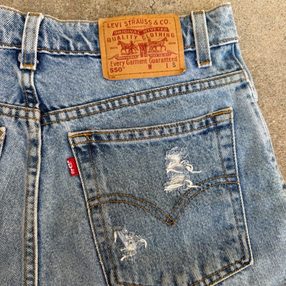 Vintage Levis 550 Studded Distressed Denim Shorts Light Wash High Rise Womens 11 - Picture 9 of 9